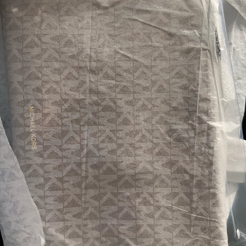 Brand New Michael Kors Oversized Edith Tote - Picture 4 of 5